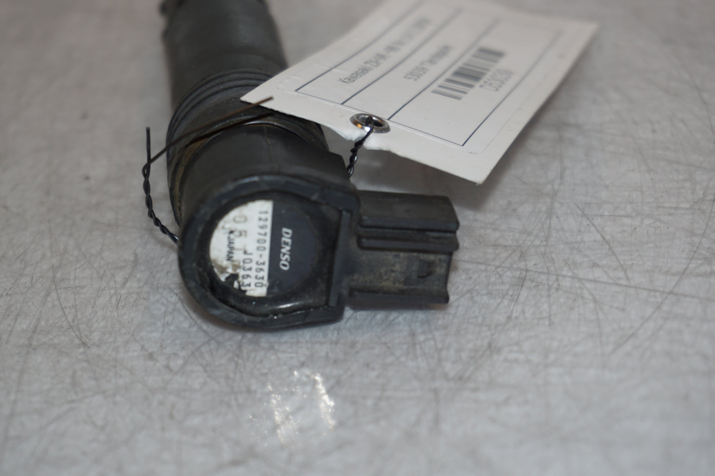 Snett nerifrån på Tändspole från en Kawasaki ZX-9R -1998 motorcykel.