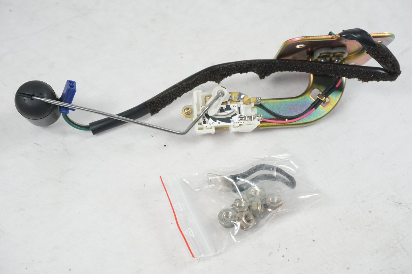 Framsidan på Bensintankgivare från en Honda VFR 800 -2000 motorcykel.