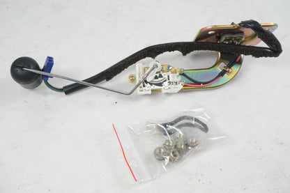 Framsidan på Bensintankgivare från en Honda VFR 800 -2000 motorcykel.