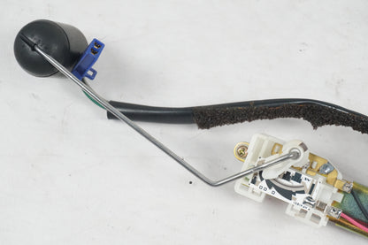 Höger sida på Bensintankgivare från en Honda VFR 800 -2000 motorcykel.