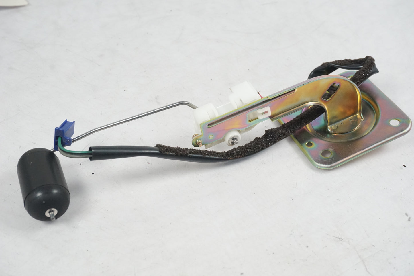 Snett uppifrån på Bensintankgivare från en Honda VFR 800 -2000 motorcykel.