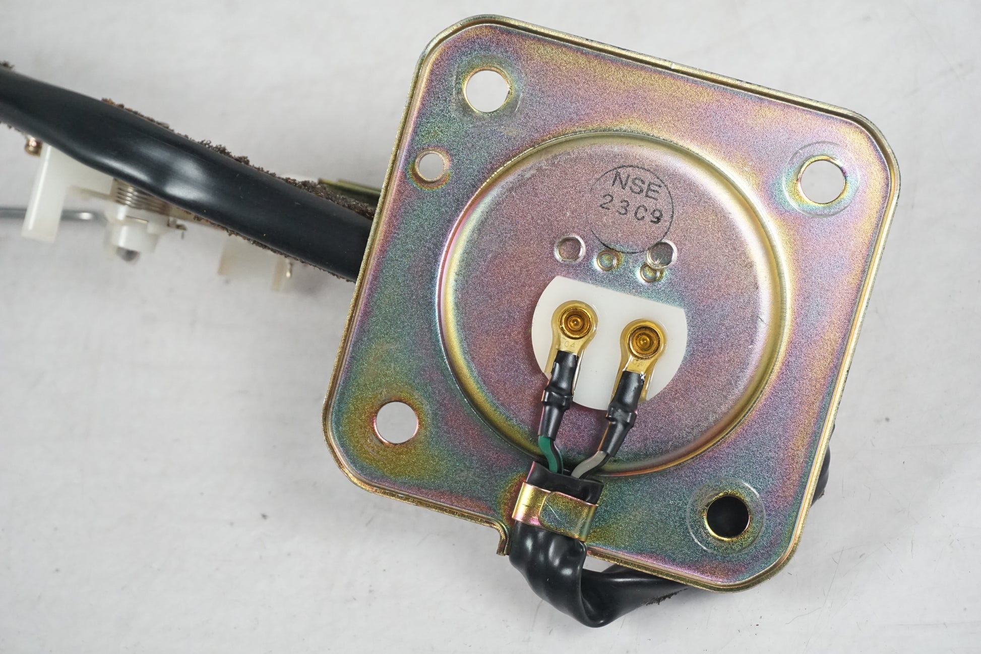 Snett nerifrån på Bensintankgivare från en Honda VFR 800 -2000 motorcykel.