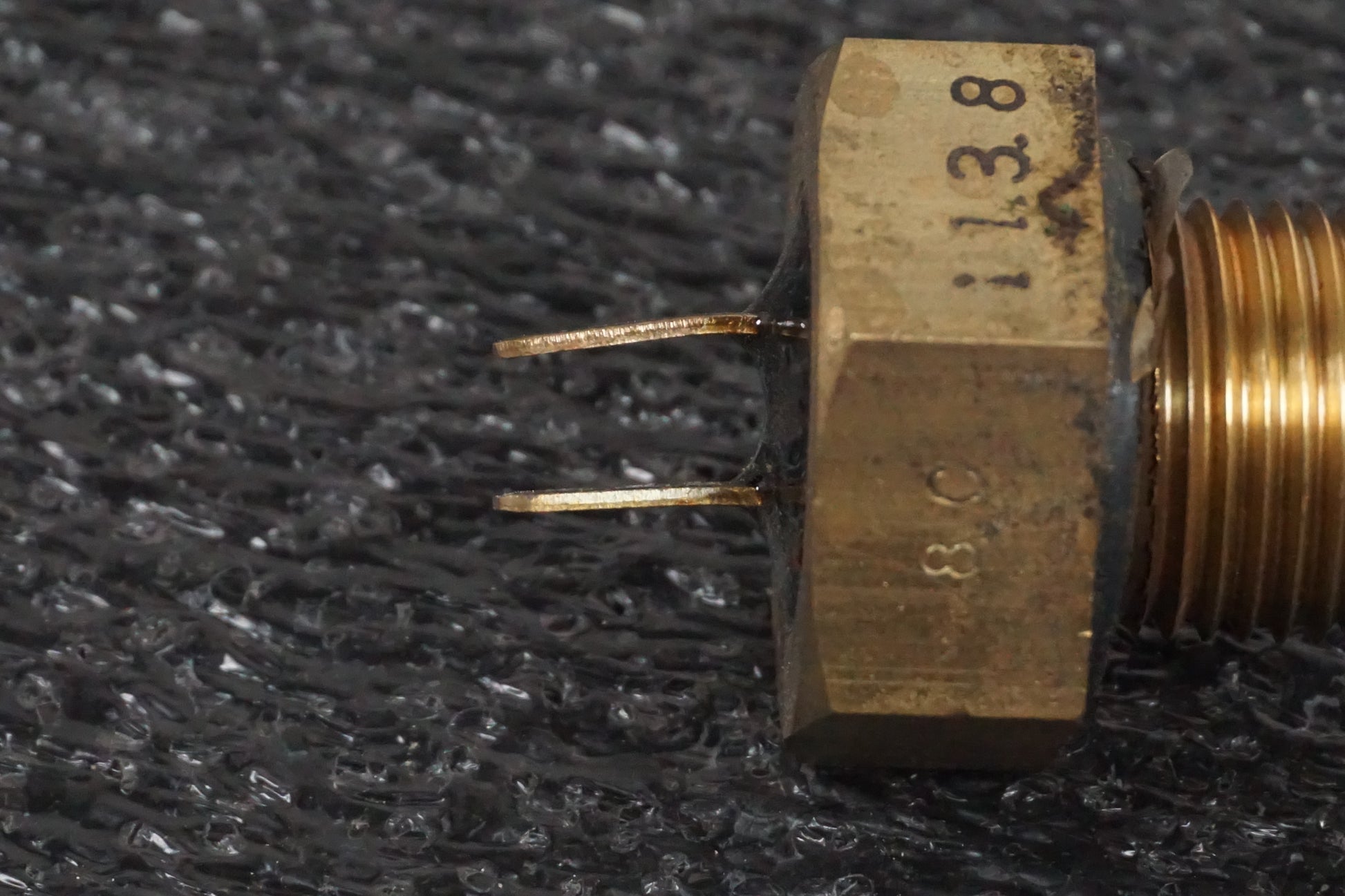 Baksidan på Bensintankgivare från en Honda VT 750 -2008 motorcykel.