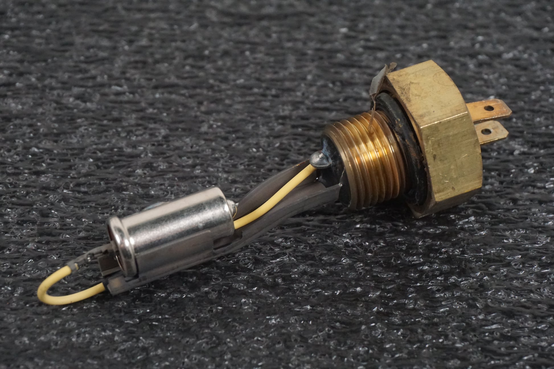 Höger sida på Bensintankgivare från en Honda VT 750 -2008 motorcykel.