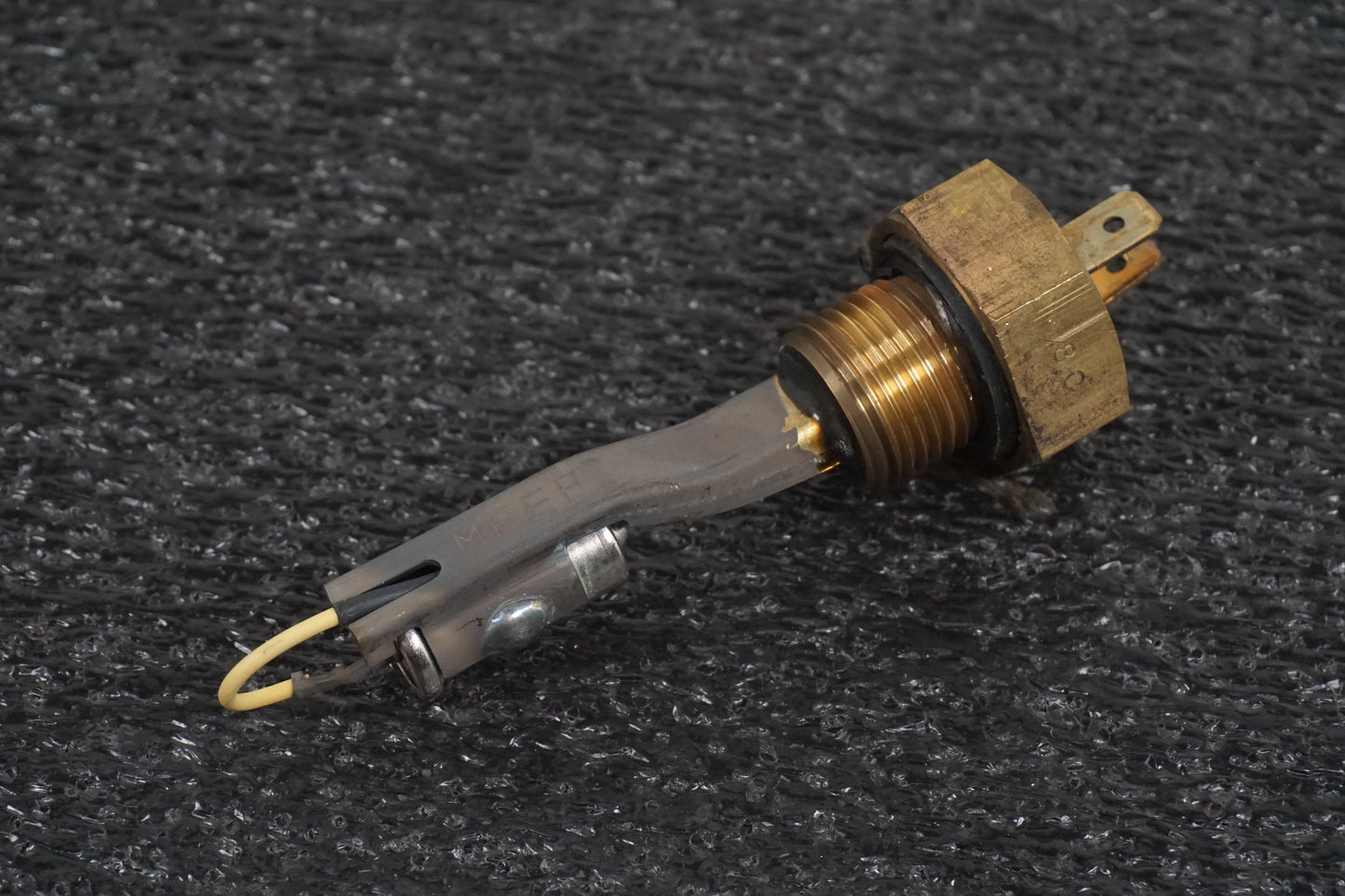 Vänster sida på Bensintankgivare från en Honda VT 750 -2008 motorcykel.