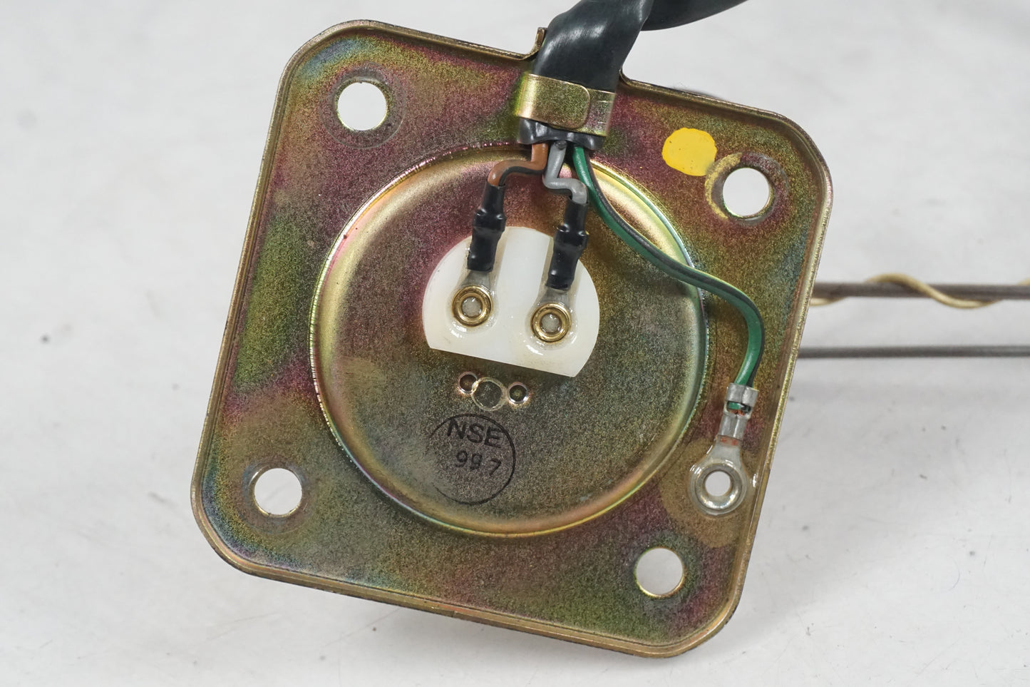 Baksidan på Bensintankgivare från en Honda CBR 1100 XX -1998 motorcykel.