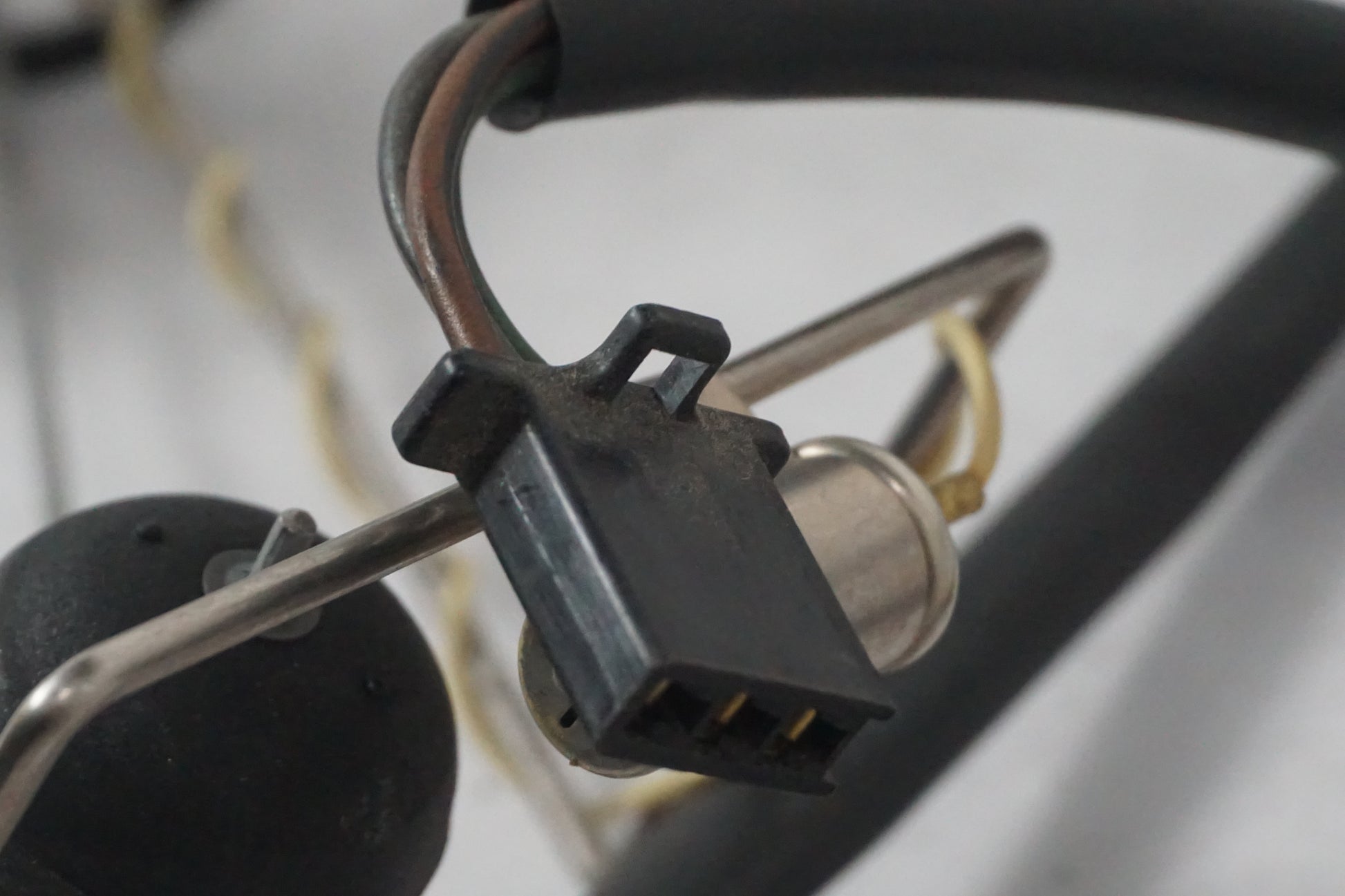 Vänster sida på Bensintankgivare från en Honda CBR 1100 XX -1998 motorcykel.