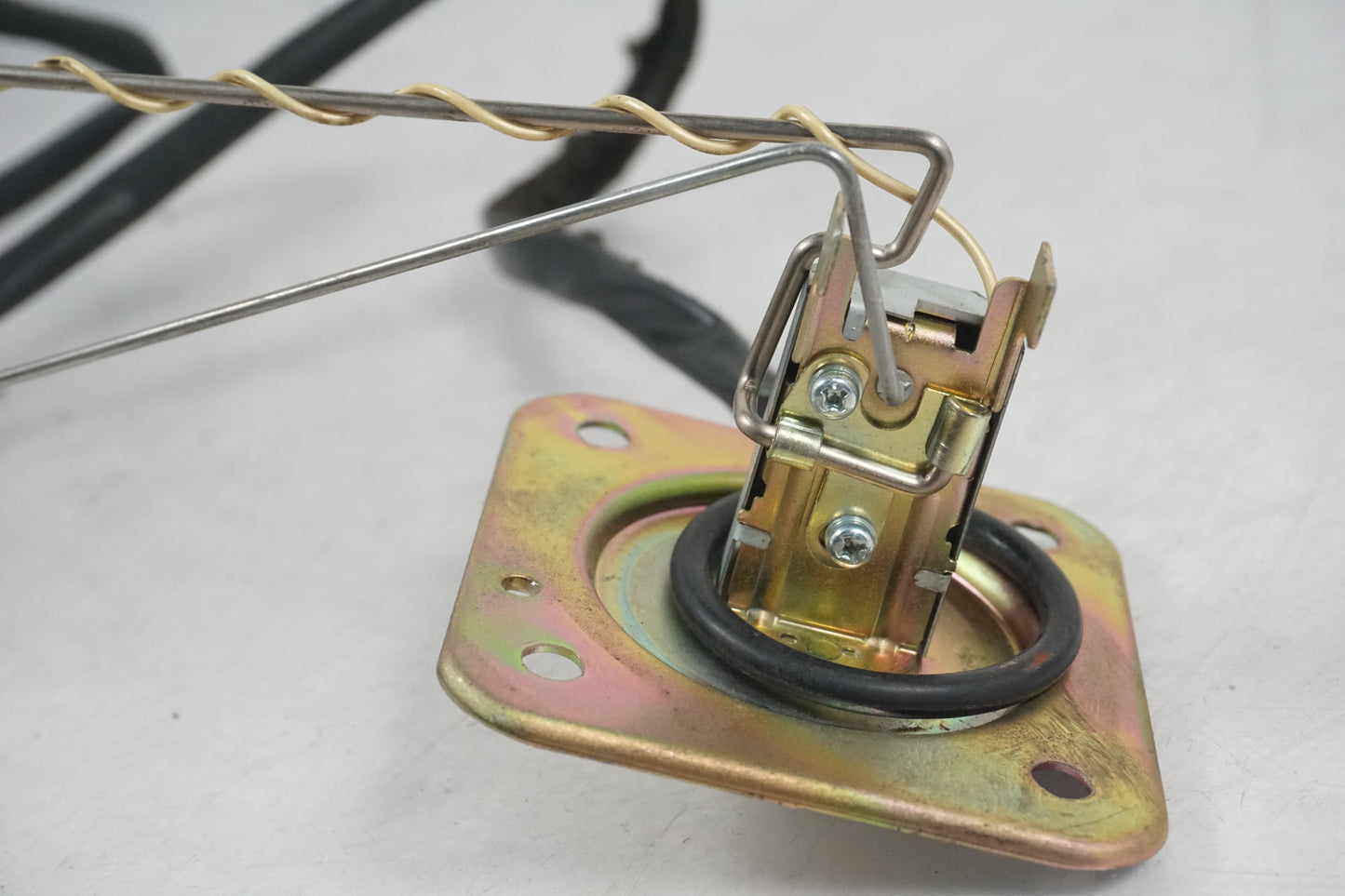 Snett nerifrån på Bensintankgivare från en Honda CBR 1100 XX -1998 motorcykel.