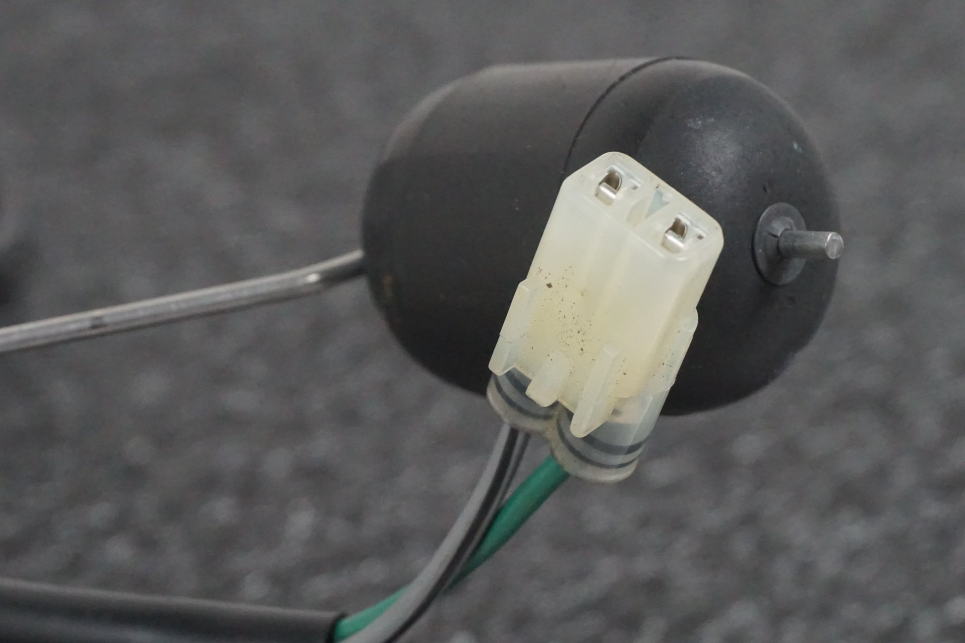 Vänster sida på Bensintankgivare från en Honda CB 600 Hornet -2007 motorcykel.