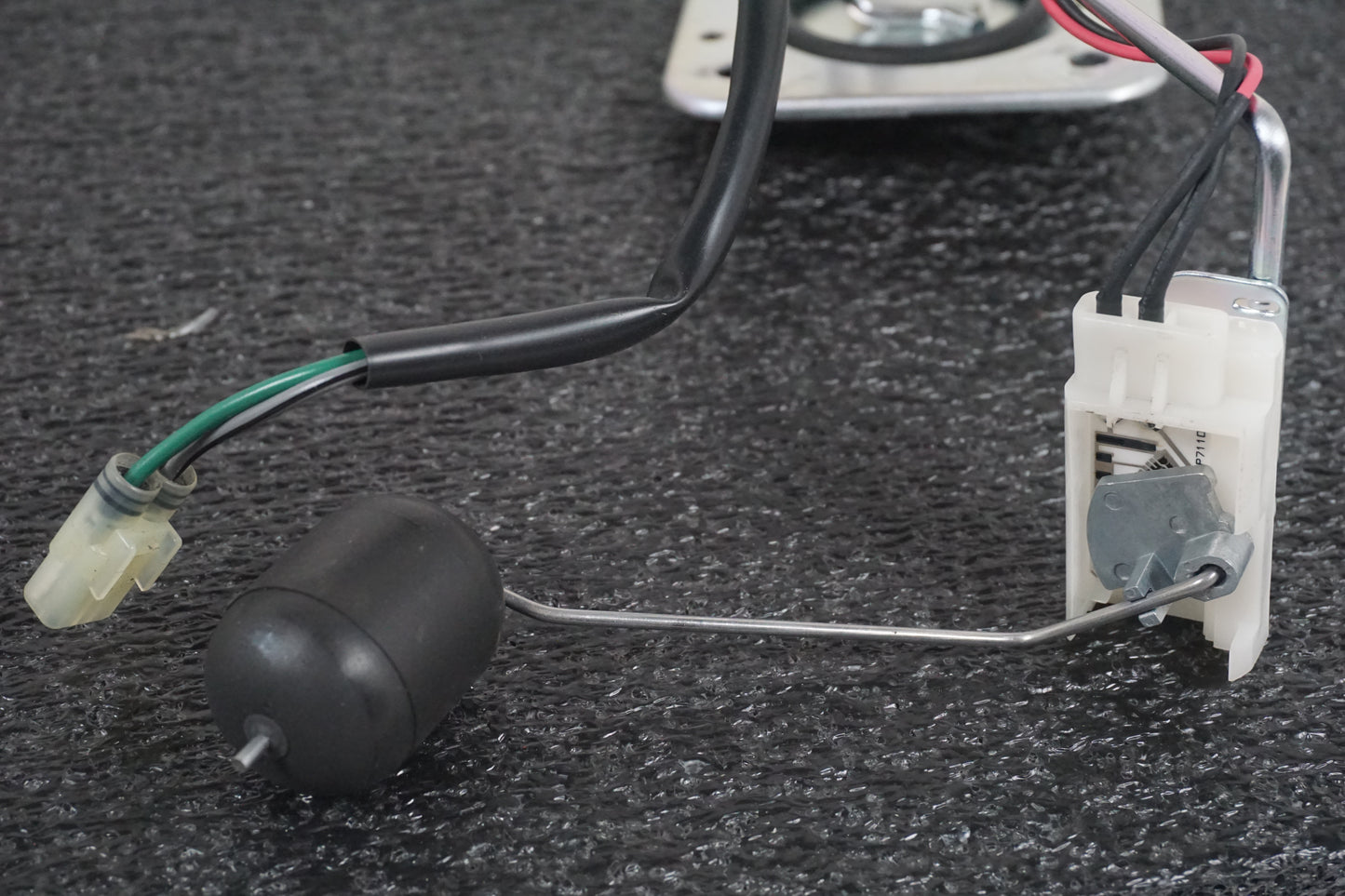 Snett nerifrån på Bensintankgivare från en Honda CB 600 Hornet -2007 motorcykel.