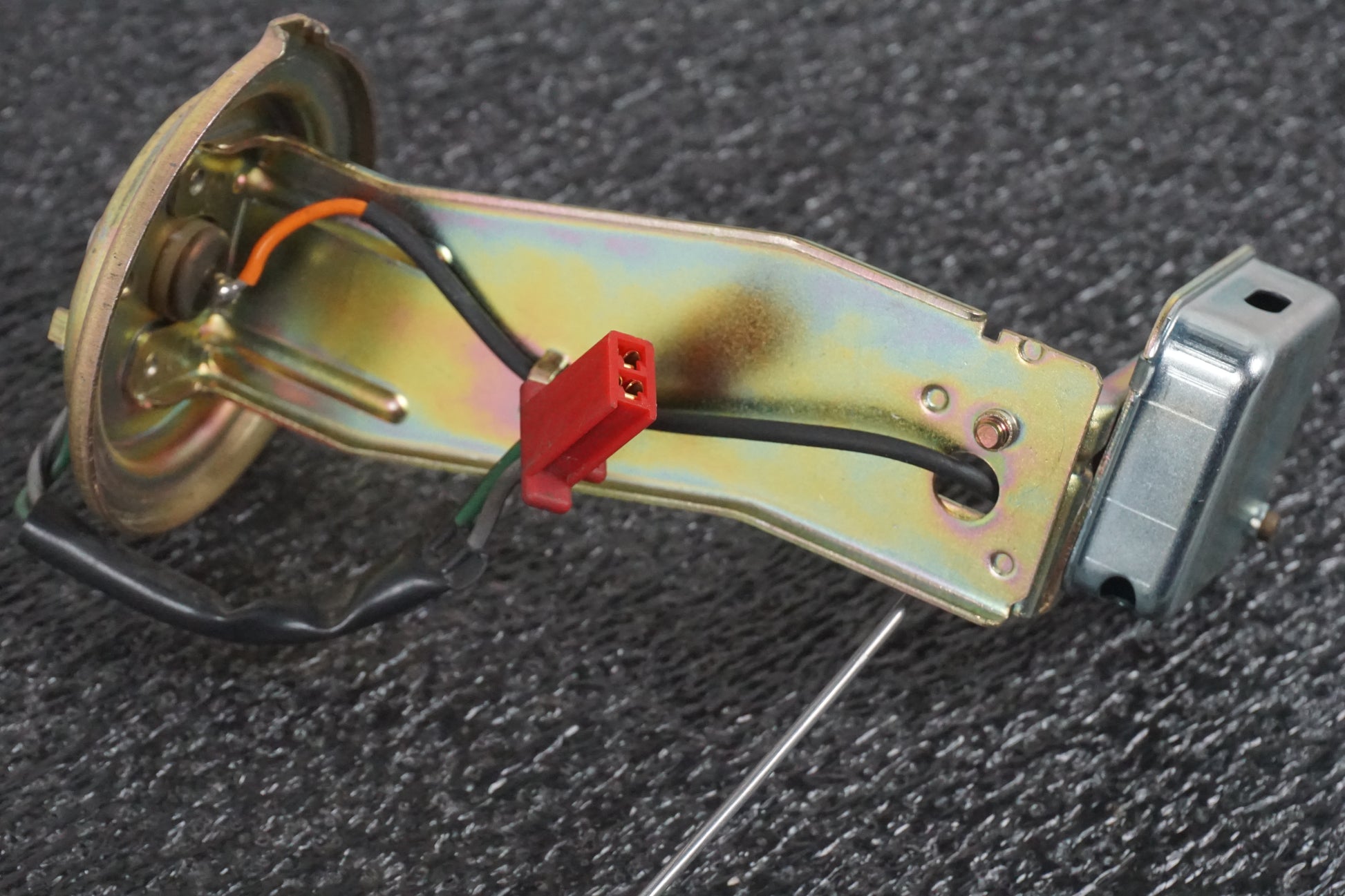 Baksidan på Bensintankgivare från en Honda ST 1100 -1998 motorcykel.