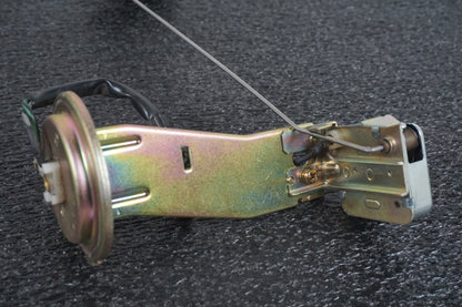 Vänster sida på Bensintankgivare från en Honda ST 1100 -1998 motorcykel.