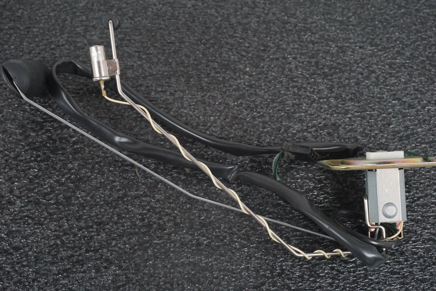 Vänster sida på Bensintankgivare från en Honda VFR 750 -1996 motorcykel.