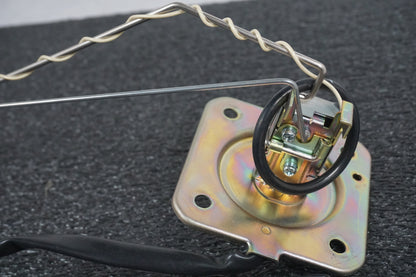 Snett nerifrån på Bensintankgivare från en Honda VFR 750 -1996 motorcykel.