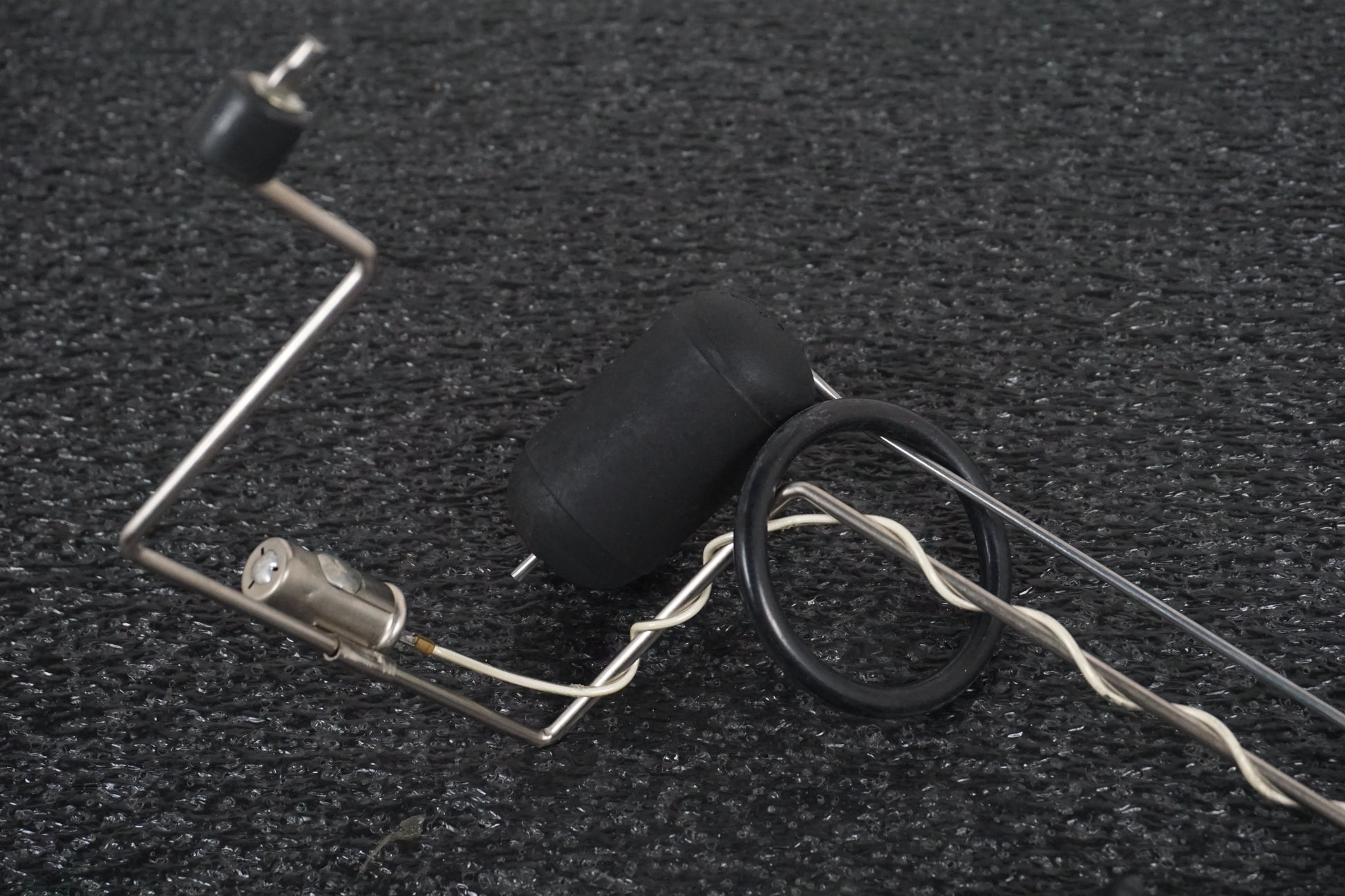 Vänster sida på Bensintankgivare från en Honda CBR 1100 XX -1998 motorcykel.