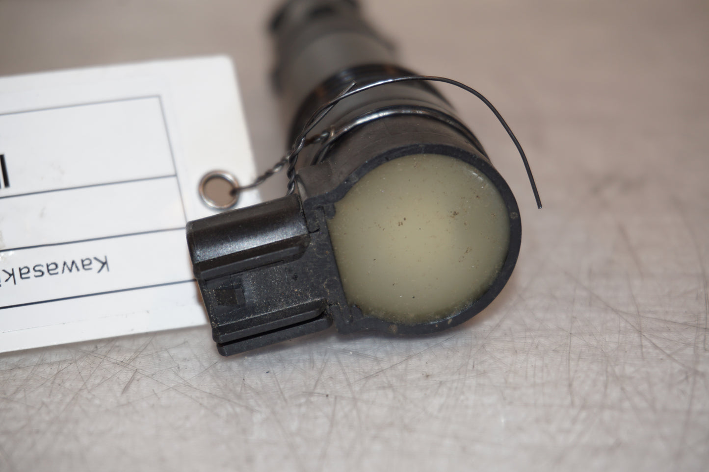 Snett nerifrån på Tändspole från en Kawasaki ZZ-R 1400 -2007 motorcykel.