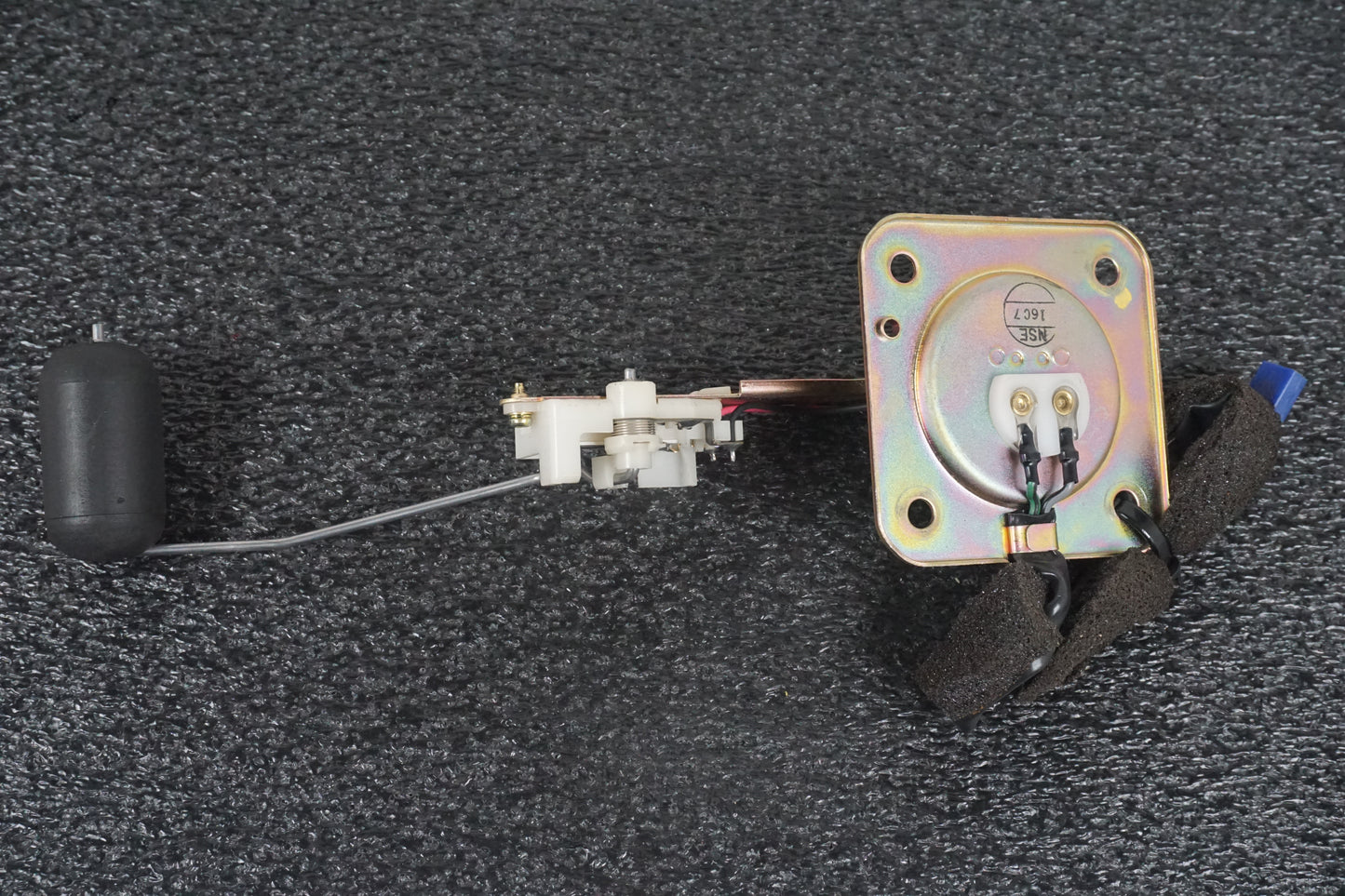 Framsidan på Bensintankgivare från en Honda VFR 800 -1998 motorcykel.