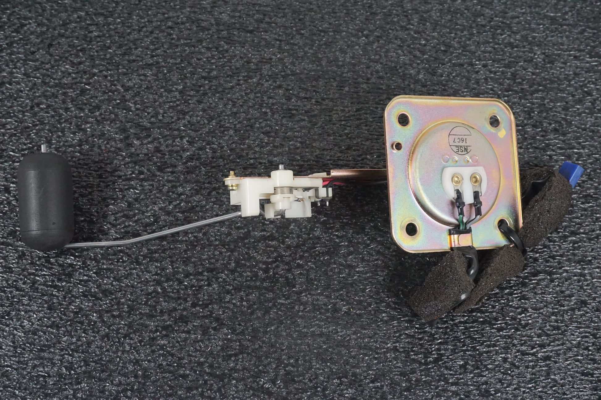 Framsidan på Bensintankgivare från en Honda VFR 800 -1998 motorcykel.