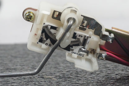 Baksidan på Bensintankgivare från en Honda VFR 800 -1998 motorcykel.