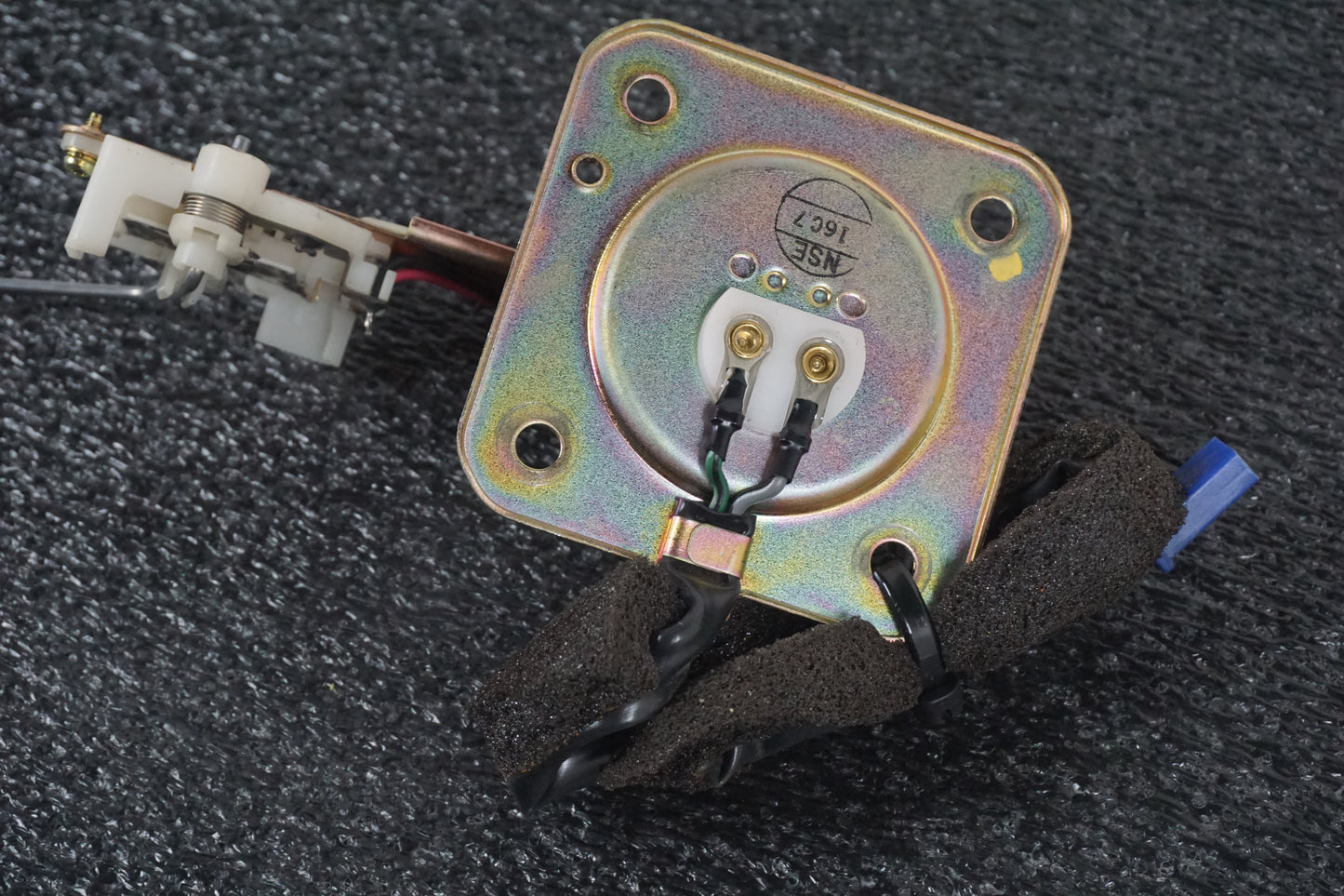 Höger sida på Bensintankgivare från en Honda VFR 800 -1998 motorcykel.