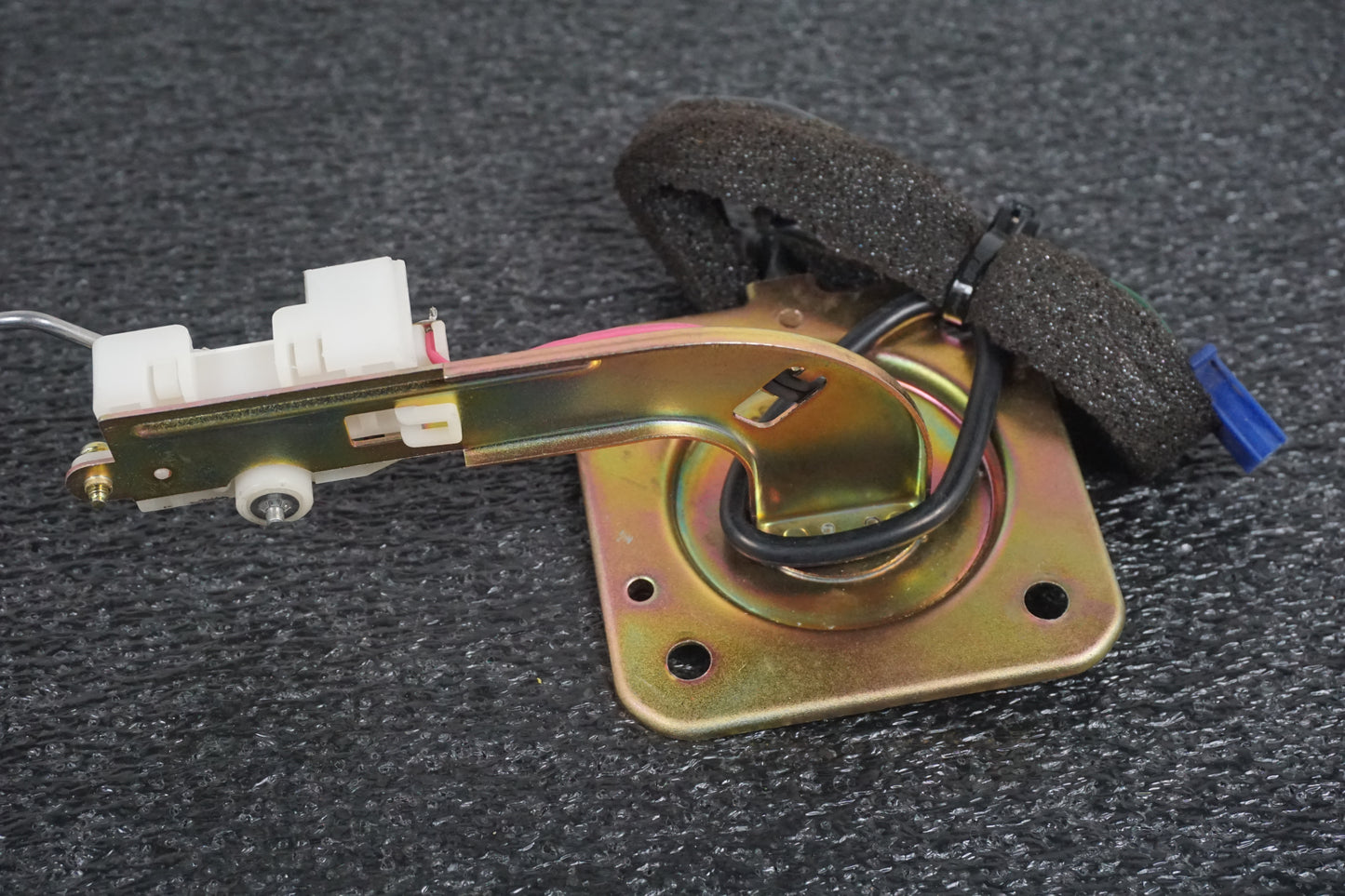 Vänster sida på Bensintankgivare från en Honda VFR 800 -1998 motorcykel.