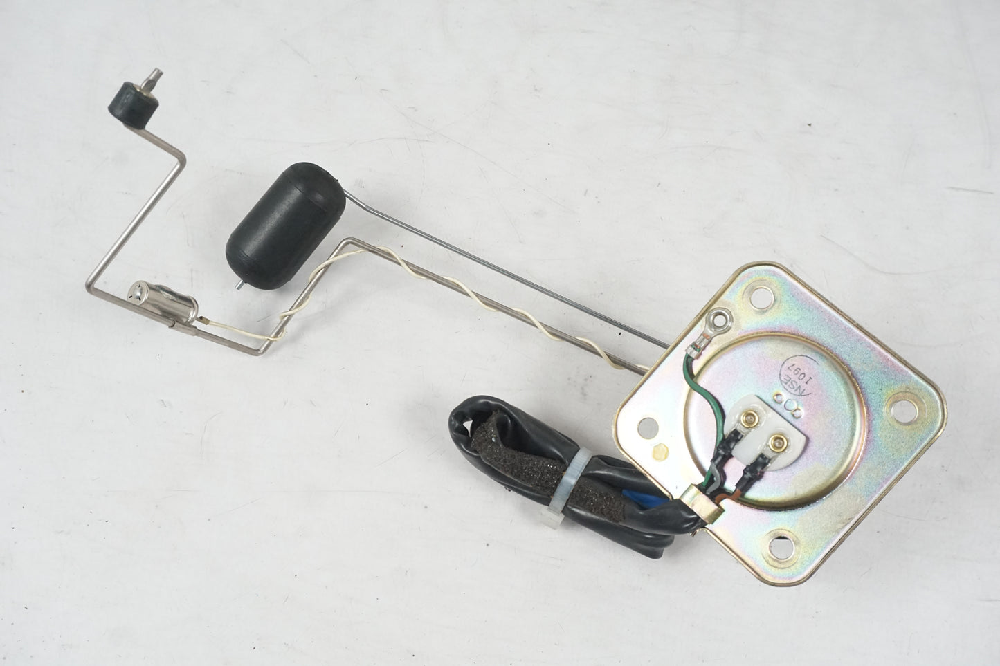 Framsidan på Bensintankgivare från en Honda CBR 1100 XX -1997 motorcykel.