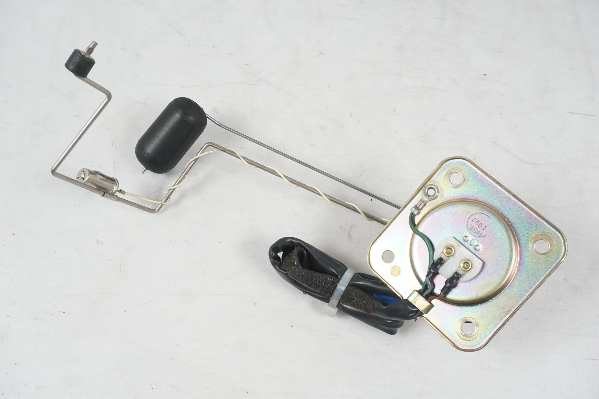 Framsidan på Bensintankgivare från en Honda CBR 1100 XX -1997 motorcykel.