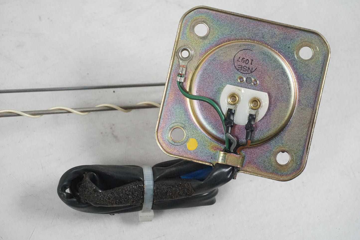 Baksidan på Bensintankgivare från en Honda CBR 1100 XX -1997 motorcykel.