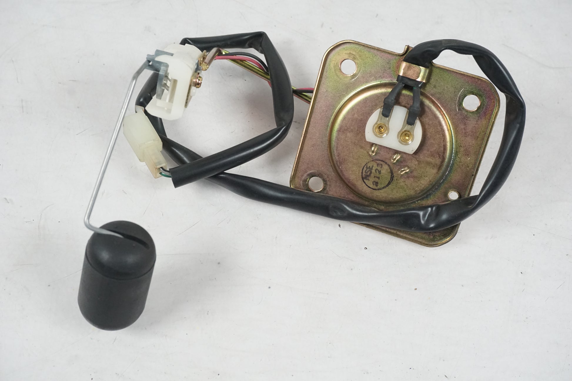 Framsidan på Bensintankgivare från en Honda CB 1300 F -2003 motorcykel.