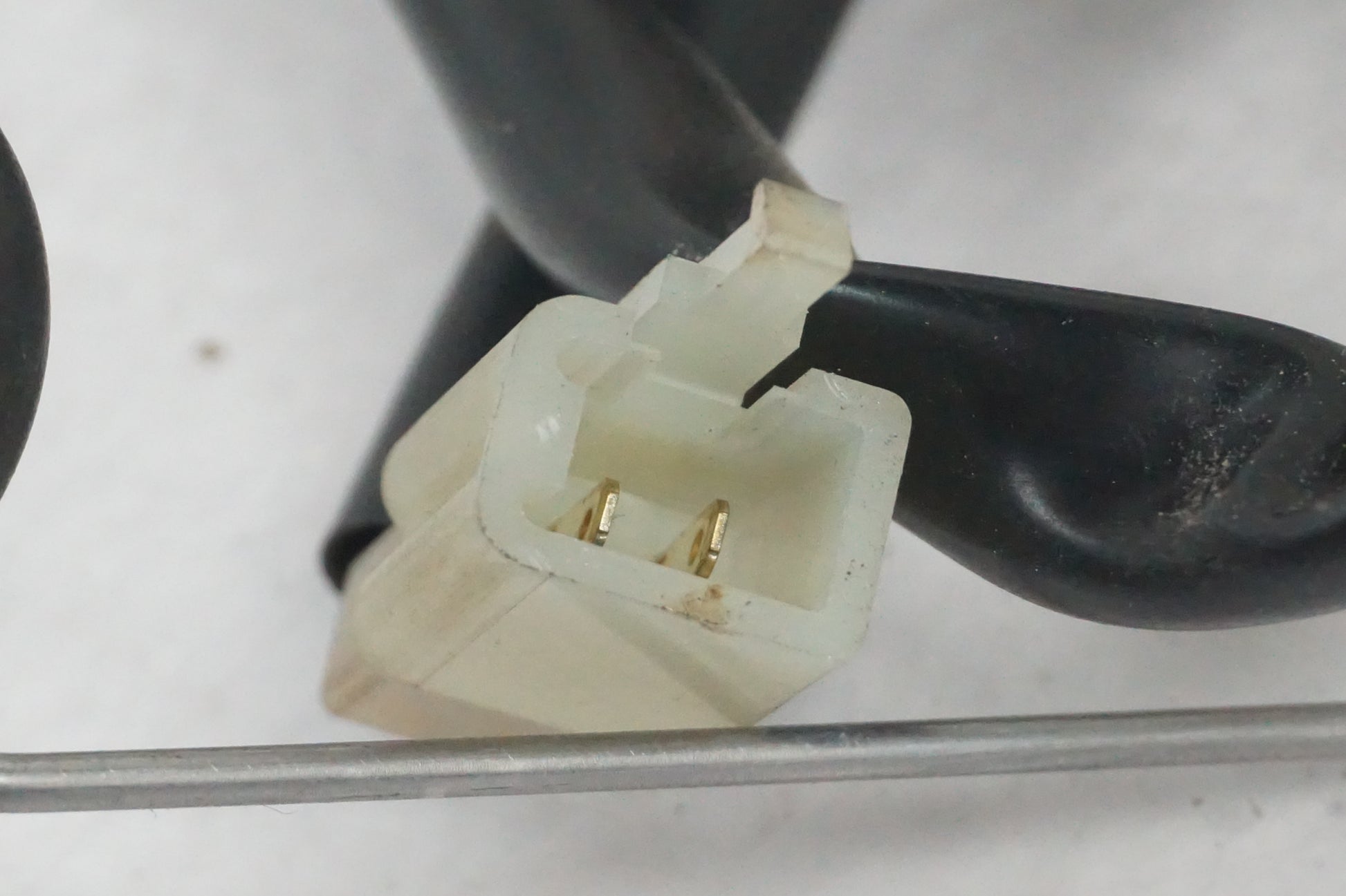 Snett nerifrån på Bensintankgivare från en Honda CB 1300 F -2003 motorcykel.