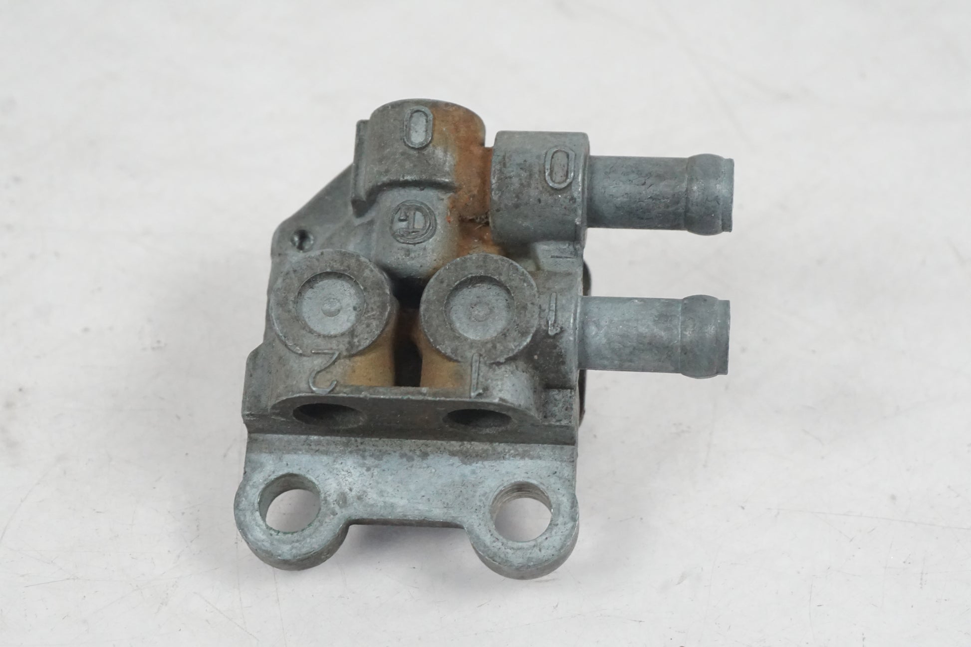 Vänster sida på Bensinkran från en Kawasaki ZZR 1100 -1991 motorcykel.