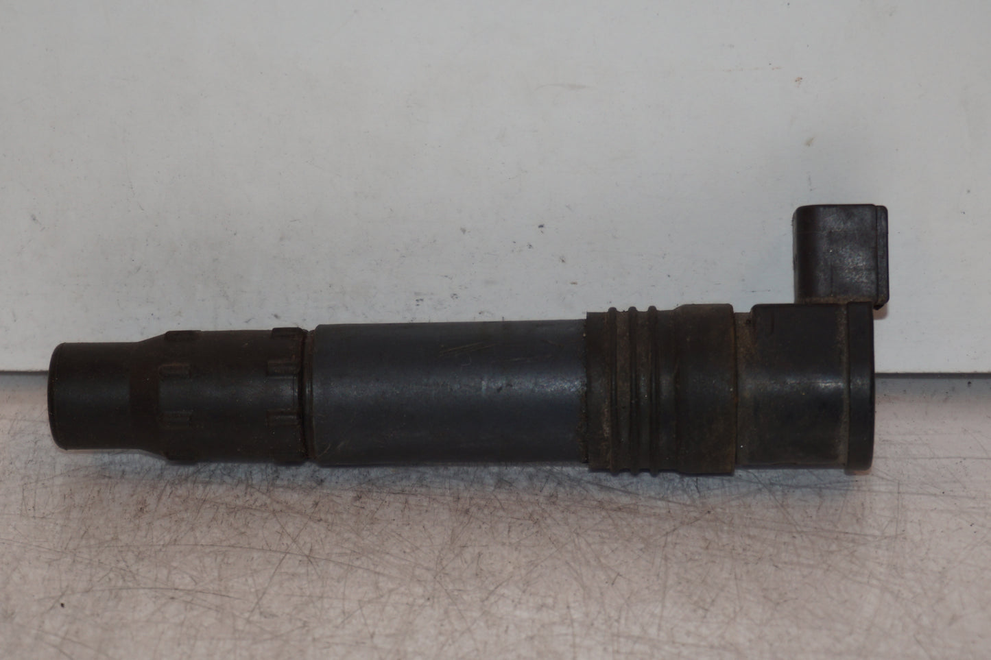 Baksidan på Tändspole från en Kawasaki Z 750 -2008 motorcykel.