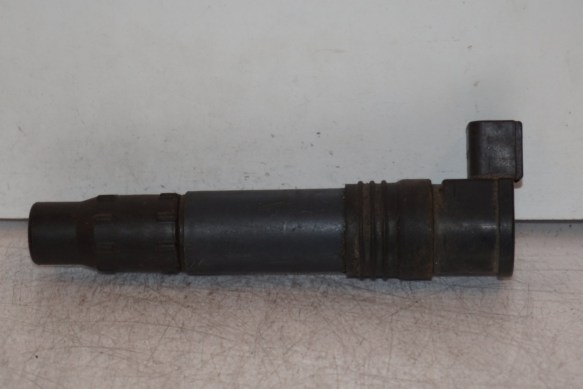 Baksidan på Tändspole från en Kawasaki Z 750 -2008 motorcykel.