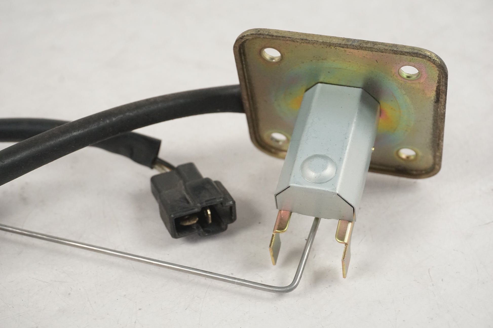 Baksidan på Bensintankgivare från en Kawasaki ZR-X 1200 S -2001 motorcykel.