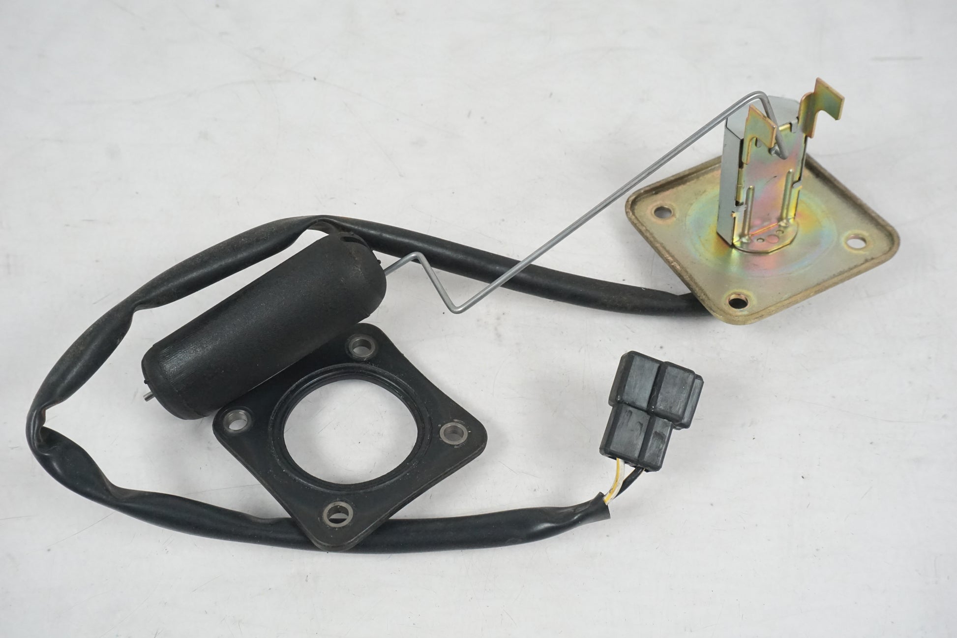 Vänster sida på Bensintankgivare från en Kawasaki ZR-X 1200 S -2001 motorcykel.