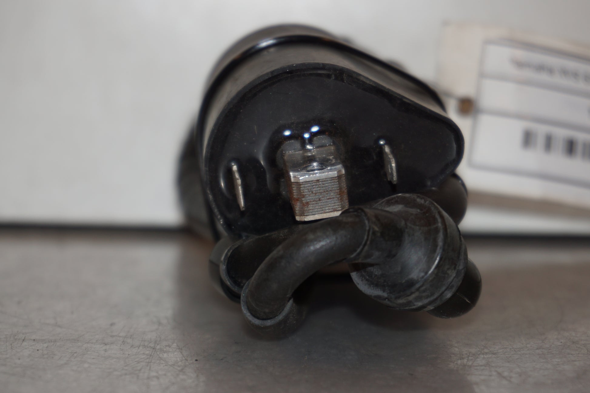 Snett uppifrån på Tändspole från en Yamaha XVS 650 -2002 motorcykel.