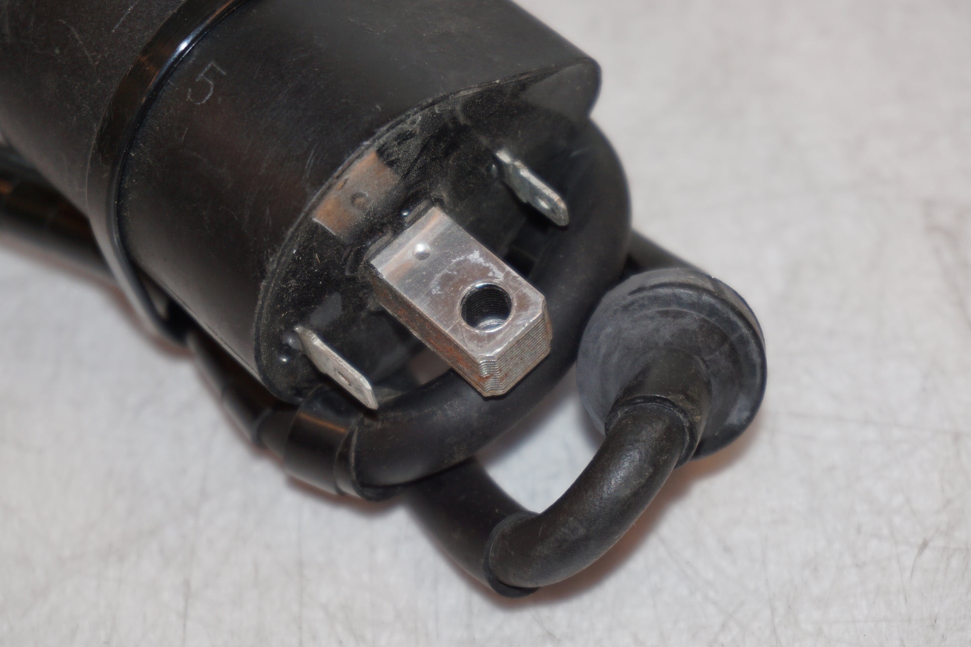 Snett nerifrån på Tändspole från en Yamaha XVS 650 -2002 motorcykel.