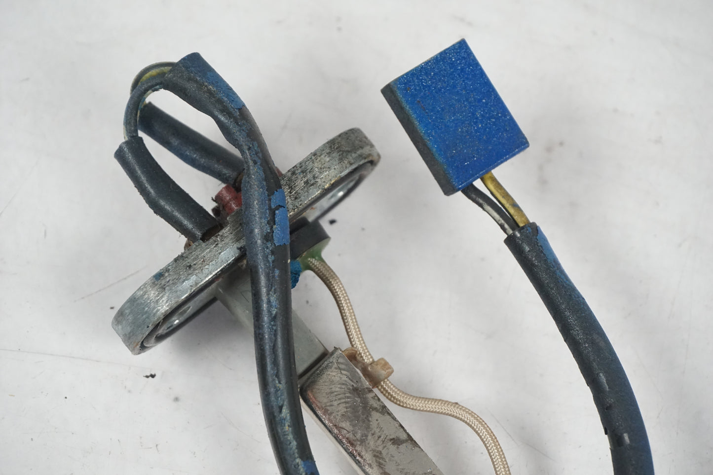 Vänster sida på Bensintankgivare från en Kawasaki ZZR 1100 -1991 motorcykel.