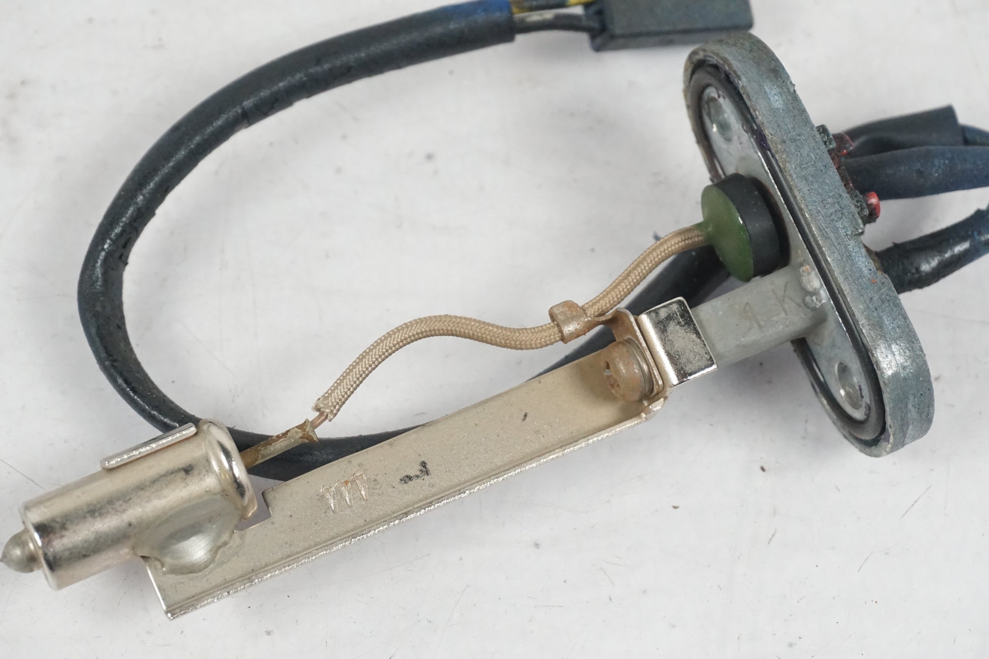 Snett nerifrån på Bensintankgivare från en Kawasaki ZZR 1100 -1991 motorcykel.