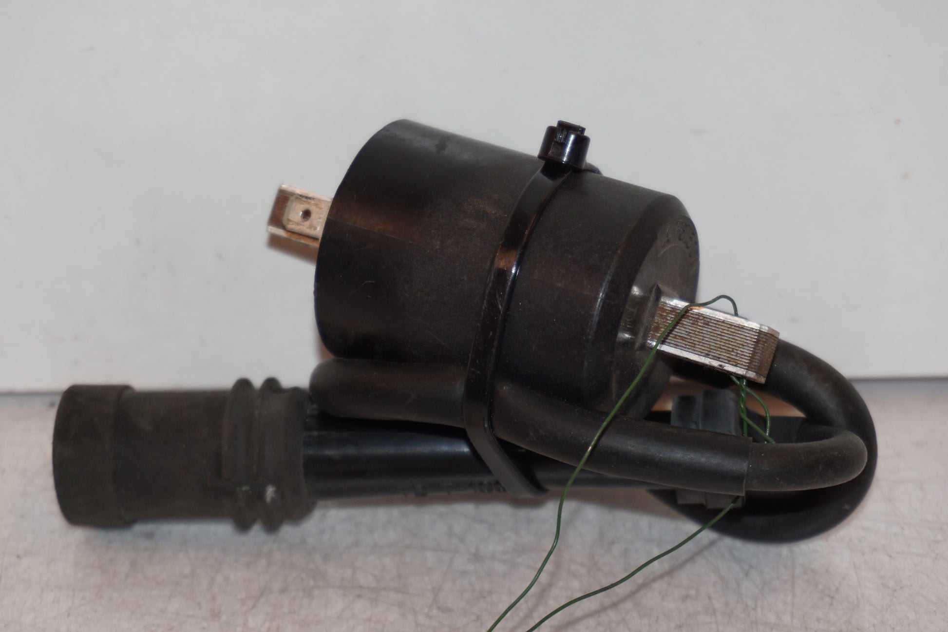 Baksidan på Tändspole från en Yamaha XVS 650 -2002 motorcykel.