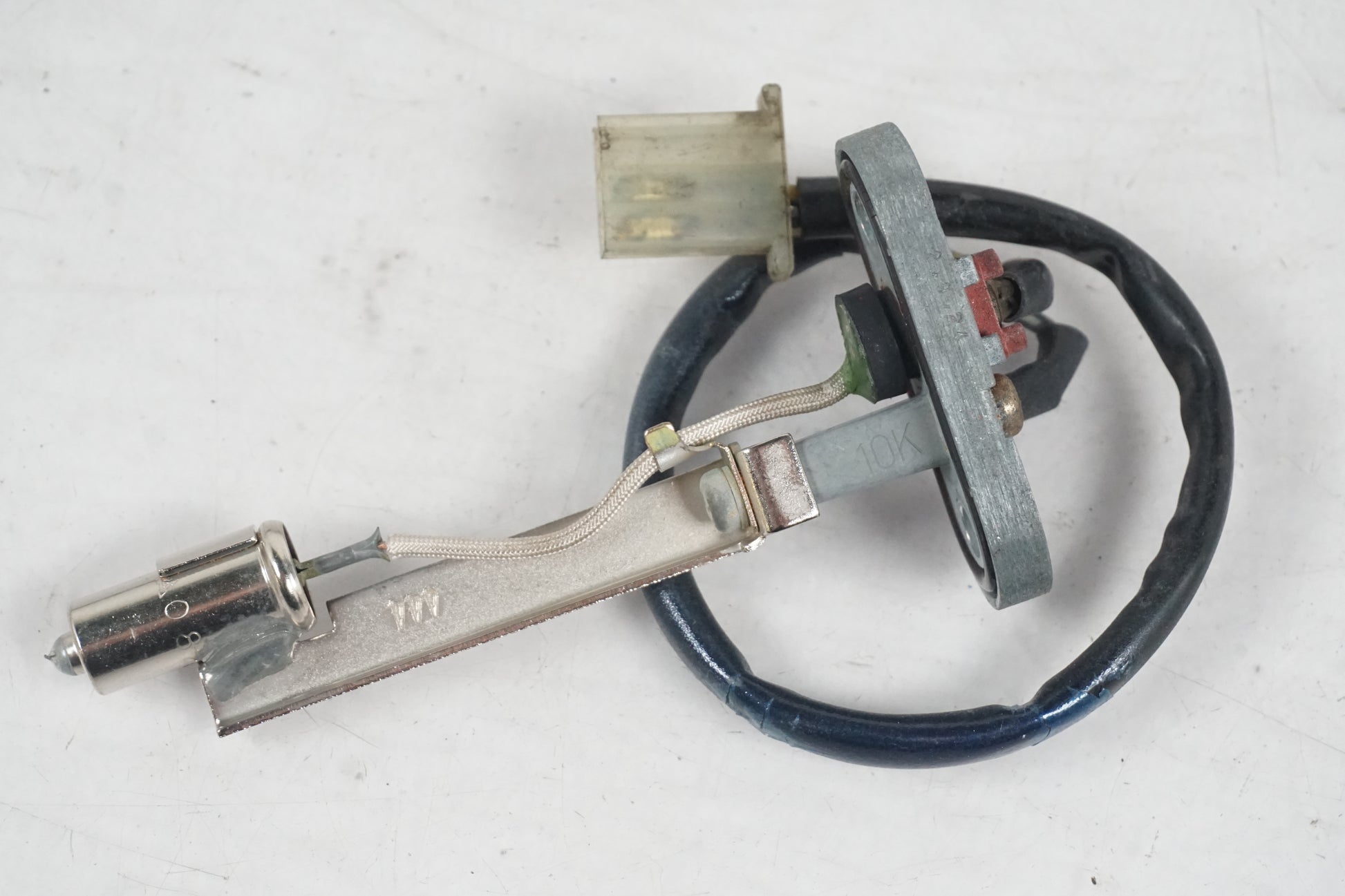 Baksidan på Bensintankgivare från en Kawasaki ZZR 1100 -1991 motorcykel.