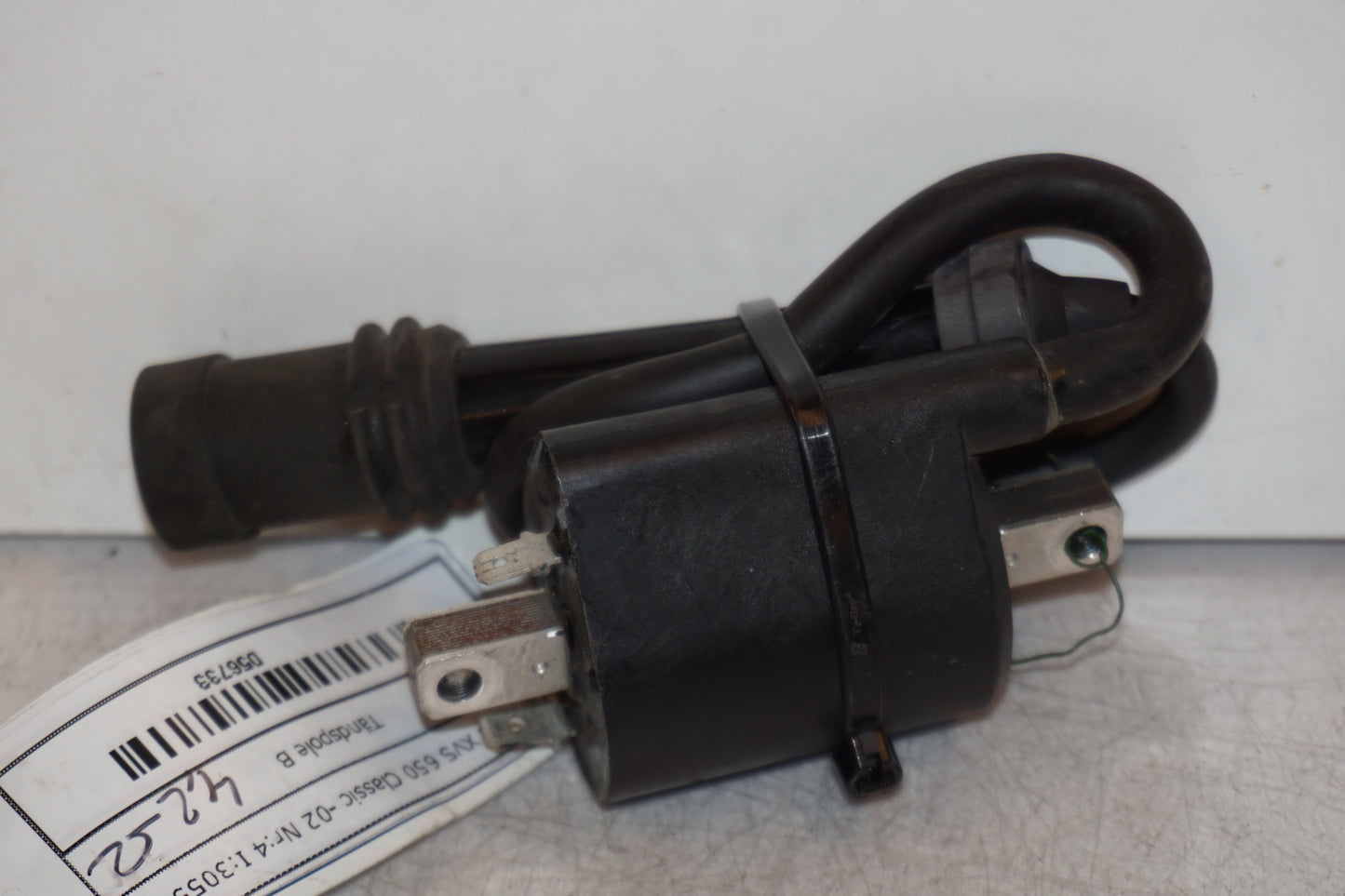 Vänster sida på Tändspole från en Yamaha XVS 650 -2002 motorcykel.