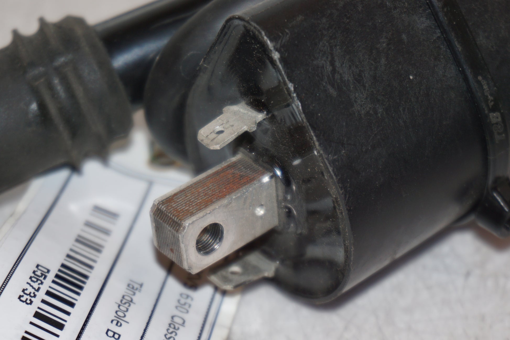 Snett nerifrån på Tändspole från en Yamaha XVS 650 -2002 motorcykel.