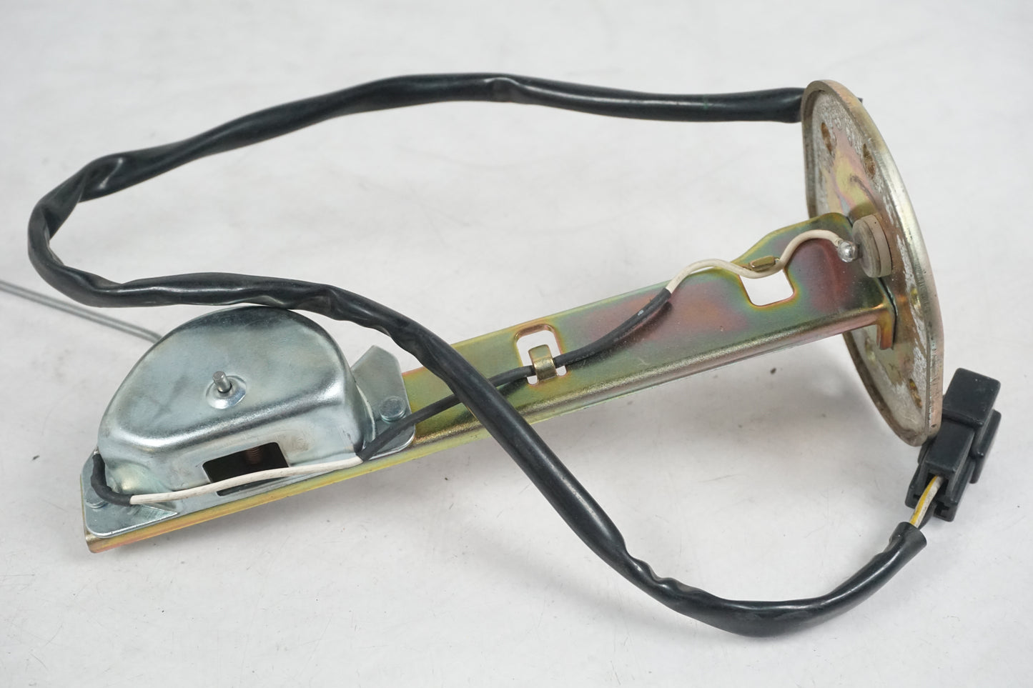 Baksidan på Bensintankgivare från en Kawasaki ZZR 1100 -1994 motorcykel.