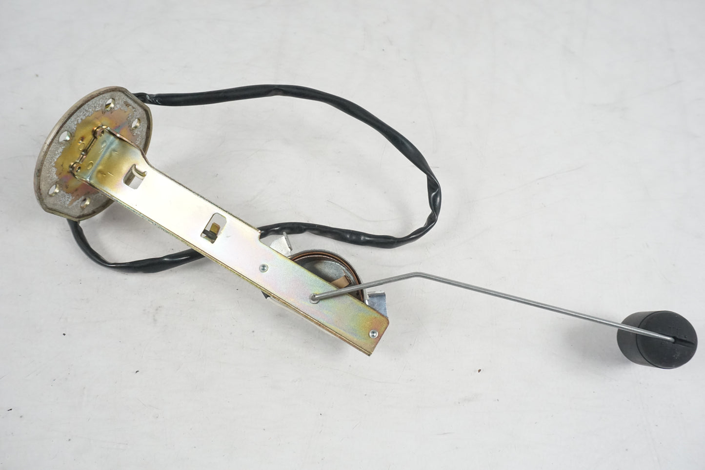 Vänster sida på Bensintankgivare från en Kawasaki ZZR 1100 -1994 motorcykel.