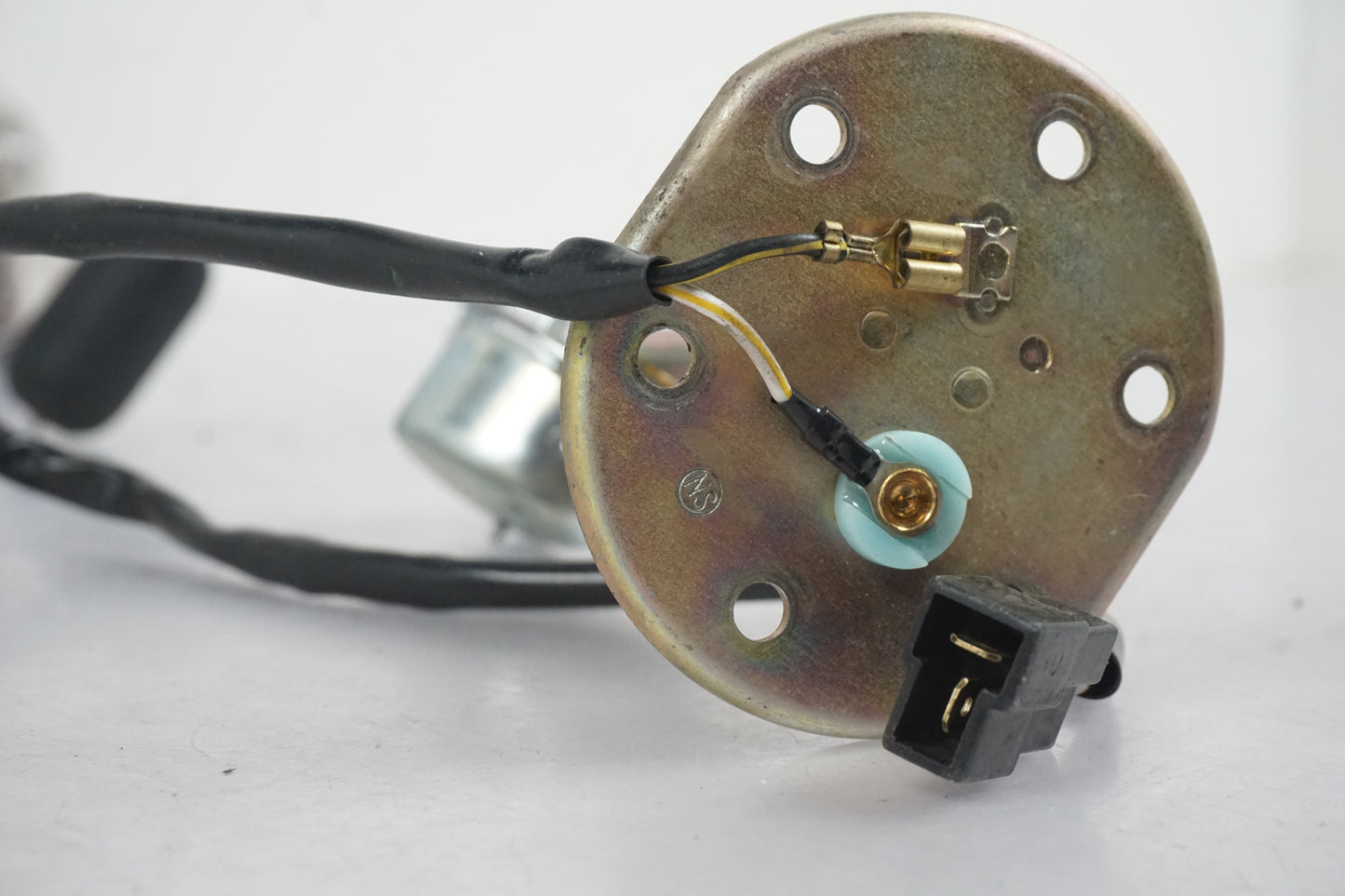 Snett uppifrån på Bensintankgivare från en Kawasaki ZZR 1100 -1994 motorcykel.