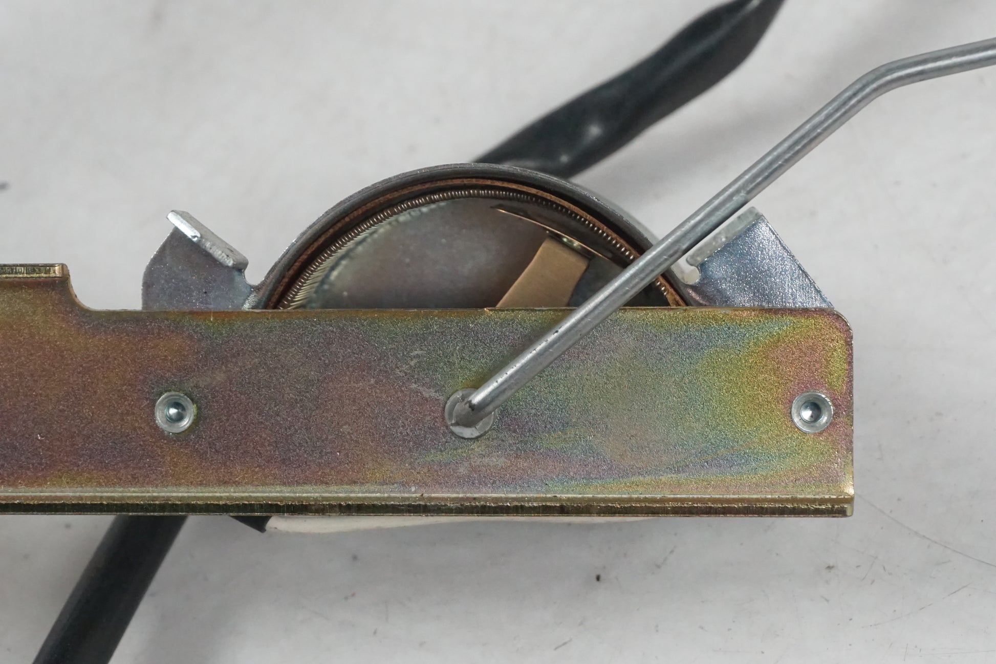 Snett nerifrån på Bensintankgivare från en Kawasaki ZZR 1100 -1994 motorcykel.