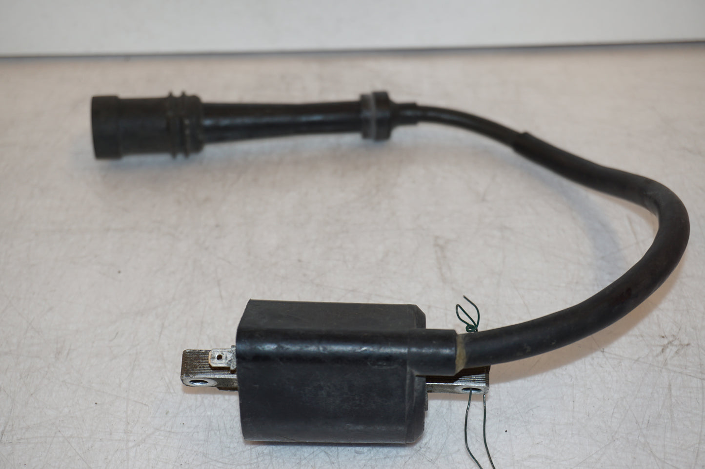 Vänster sida på Tändspole från en Yamaha XVS 650 -1998 motorcykel.