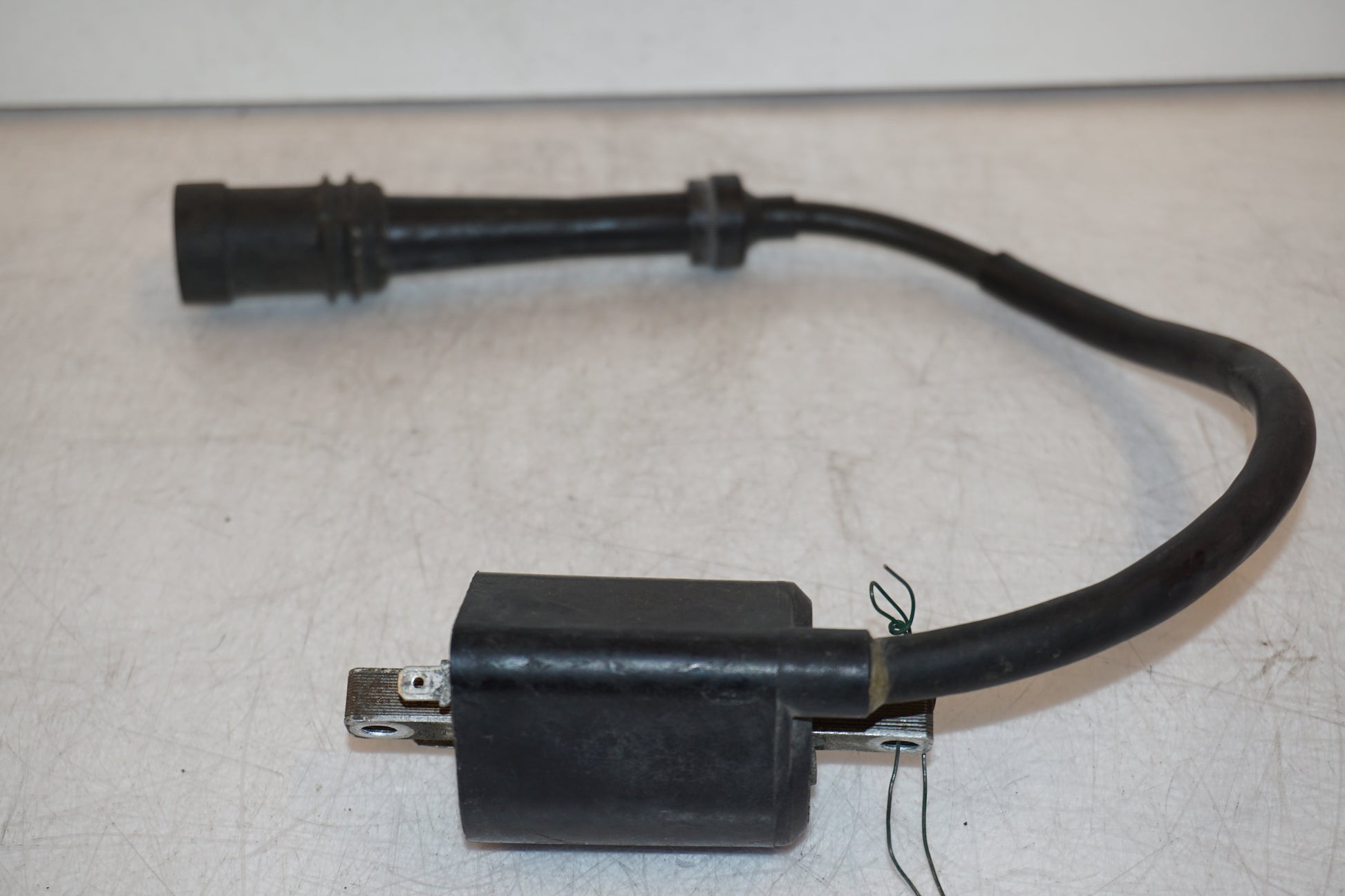 Vänster sida på Tändspole från en Yamaha XVS 650 -1998 motorcykel.