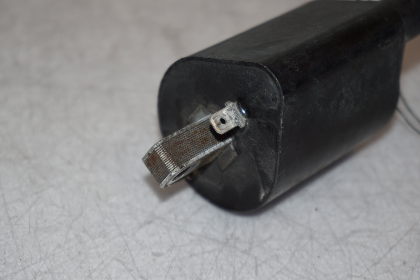 Snett uppifrån på Tändspole från en Yamaha XVS 650 -1998 motorcykel.